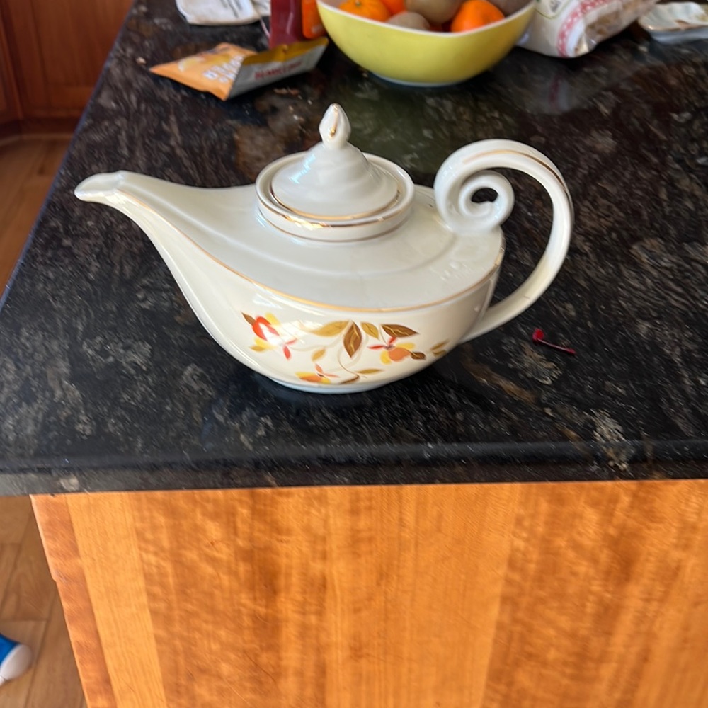 Halls Aladdin shape 1940s teapot